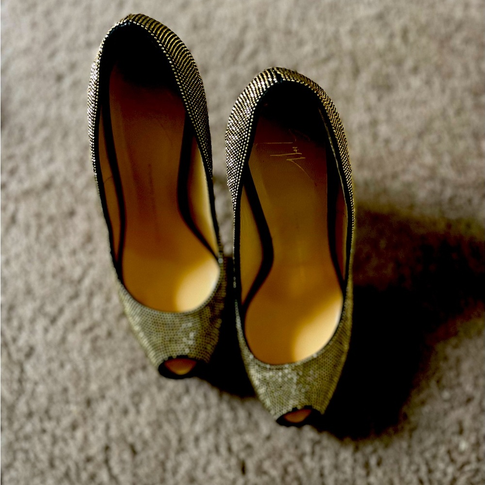 Giuseppe Zanotti Sharon
Peep Toe Gold Metallic
Crystal Stiletto Pump Heels 37